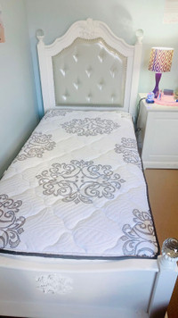 BEAUTIFUL MINT CONDITION PRINCESS BED