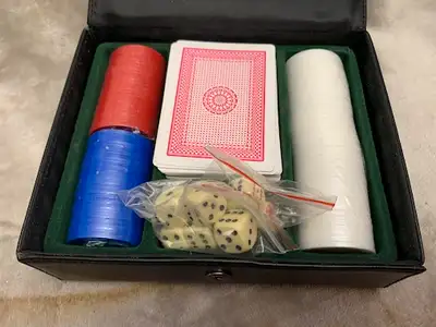 These poker chips are never been used comes with everything in the photograph I am located in Woodbr...