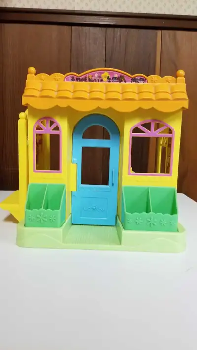 This is a shop of Dora playset, in used condition, ready for a new home. It features a charming desi...