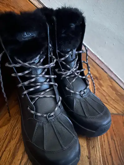 Boots from Ugg for women shoes size 8 to 8,5, View more