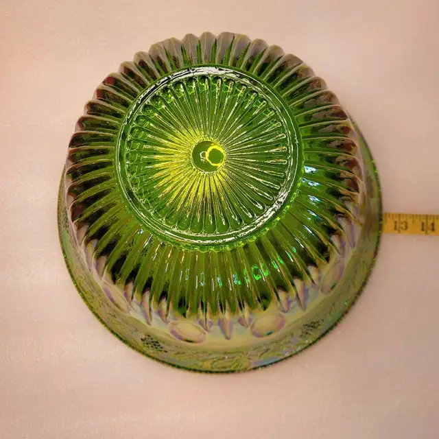 Vintage Carnival Glass Punch Bowl and 12 Cups iridescent green in Holiday, Event & Seasonal in City of Montréal - Image 6