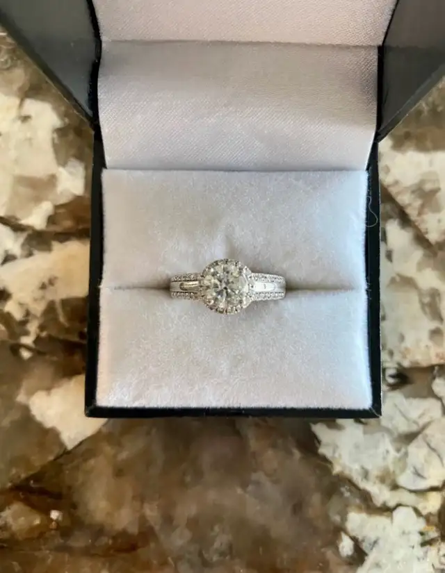 18k White Gold Engagement Ring in Jewellery & Watches in Edmonton - Image 2