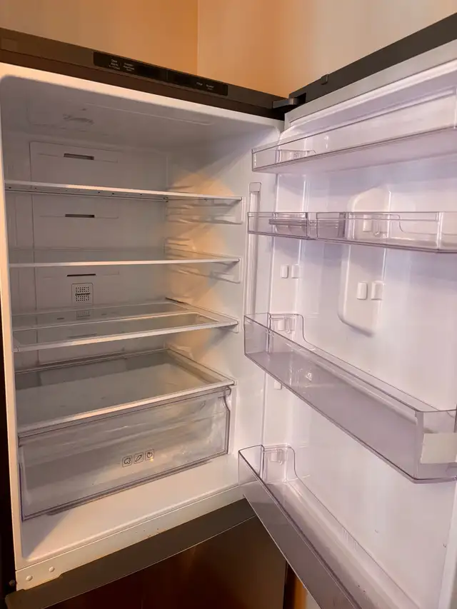 Samsung 28 in. 15 cu ft. Stainless Steel refrigerator in Refrigerators in Longueuil / South Shore - Image 4