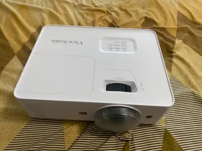 ViewSonic PS502W 4000 Lumens WXGA Short Throw Projector + FREE Projector Stand Selling my ViewSonic...