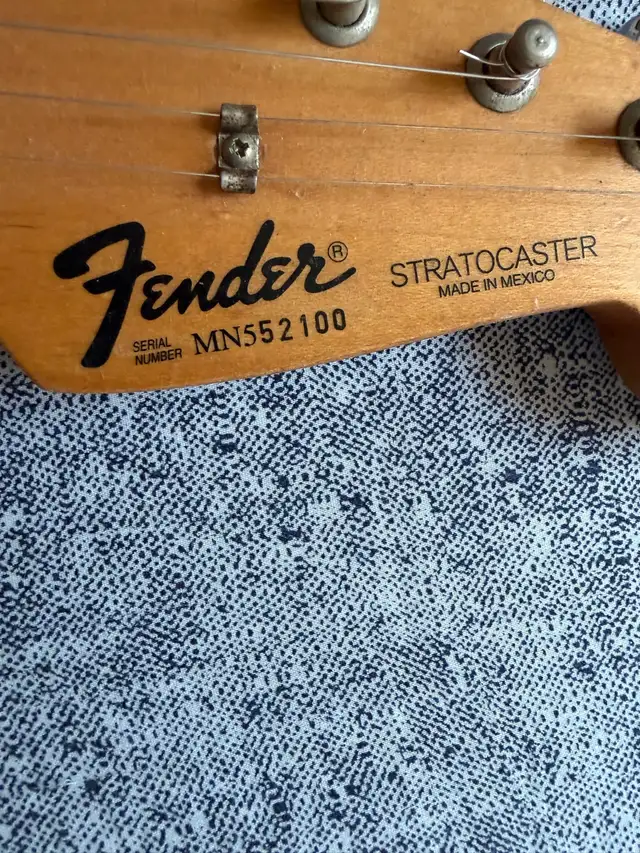 Vintage 94-95 Fender Stratocaster Rare in Guitars in City of Toronto - Image 8