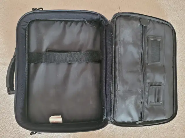 Vintage Leather Laptop Carrying Bag in Bags & Luggage in Saskatoon - Image 6