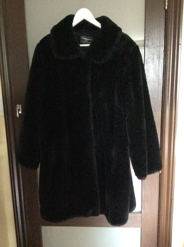 Manteau d’hiver simili fourrure dans Femmes - Hauts et vêtements d'extérieur  à Ouest de l’Île