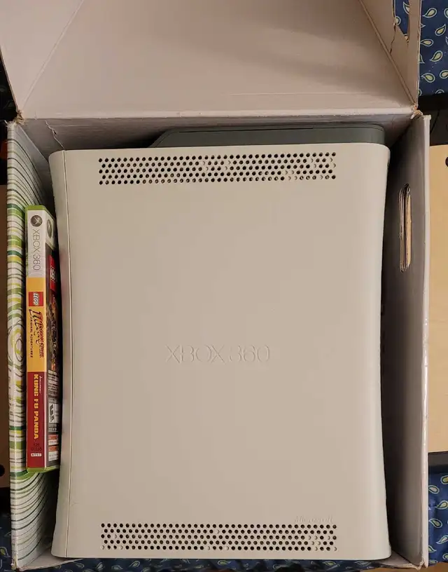 Xbox 360 60GB Indiana Jones/Kung Fu Panda Edition - Xbox - CIB in XBOX 360 in City of Toronto - Image 3