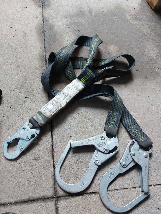 roofing safety harnesses in Roofing in Windsor Region - Image 4