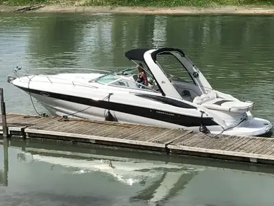Bateau Crownline SCR 315 2008. 2 moteurs de 8.1L de 850 heures. Air climatisé. Remorque incluse. Trè...