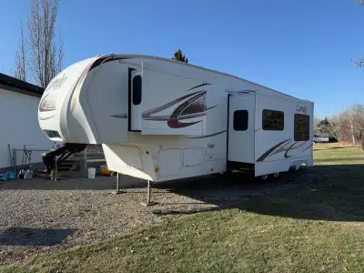 Family Fifth Wheel w/ 2 Bathrooms + Bunkhouse – Must See! Spacious, clean, and well-maintained 2010...