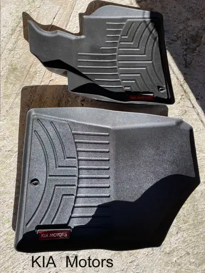 TAPIS d'AUTO KIA Motors . étaient sur un Kia SORRENTO 2020. Tapis avant. Comme Neufs. AUBAINE à $ 50...