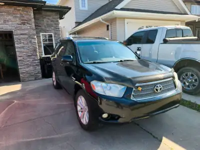 I am selling my 2010 Toyota Highlander Hybrid Limited, a reliable and efficient SUV with 267973 km....