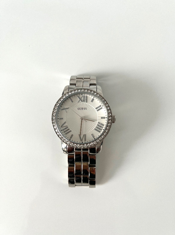 Guess Women's Analogue Quartz Silver Designer Watch W0329L1 dans Bijoux et montres  à Longueuil/Rive Sud