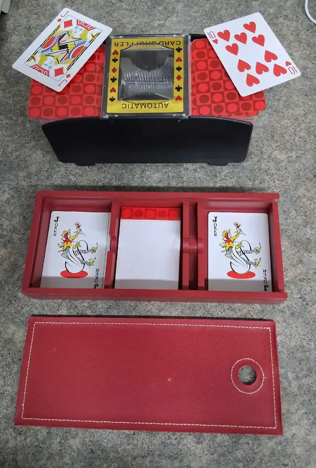 Brasseur de Carte  avec coffre de jeux de cartes Vintage in Toys & Games in Laval / North Shore - Image 4