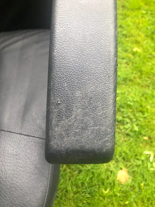 BLACK LEATHER OFFICE CHAIR in Chairs & Recliners in Delta/Surrey/Langley - Image 4