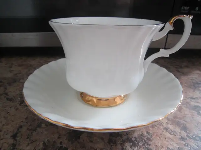 Royal Albert VAL D'OR fine bone china set for 4 | Arts & Collectibles ...