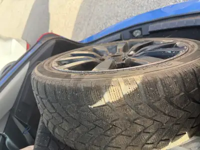 Je vends un lot de pneus d'hiver avec clous (dimension 225/45R18 95H XL, marque Haida Winter) : 2 ro...