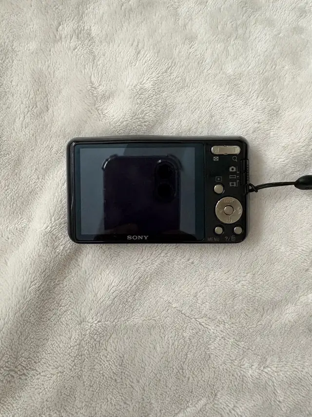 Sony Cyber-shot DSC-W570 16.1 Mega Pixels in Cameras & Camcorders in Oakville / Halton Region - Image 3