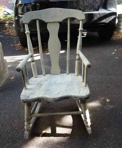 Chaise à bascule pour enfant. Signe d'usure. Besoin d'un peu de colle dans la fente (photo no 3) 25...