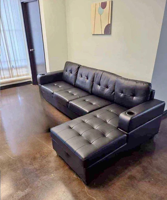 Leather couch Couches & Futons Cambridge Kijiji