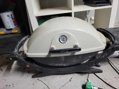 Get ready to grill with this used Weber Q 2200 portable propane gas BBQ, perfect for small spaces or...