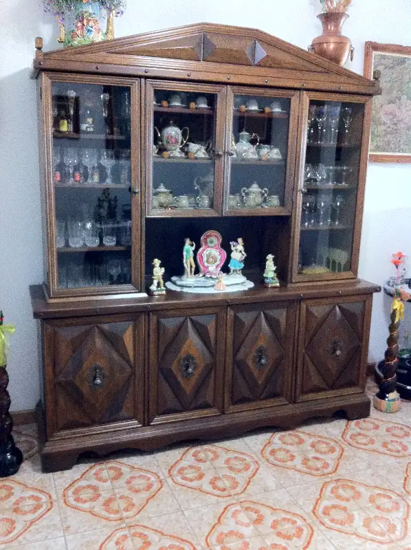 VAISSELIER ANTIQUE / VINTAGE CHINA CABINET in Hutches & Display Cabinets in City of Montréal - Image 2