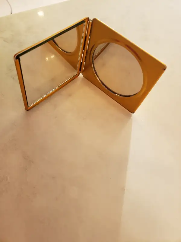 Vintage gold compact mirror in Women's - Other in Markham / York Region - Image 11