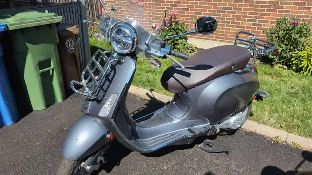 Vespa primavera touring 2022 Grey 50cc in Motorcycle Parts & Accessories in City of Montréal - Image 2