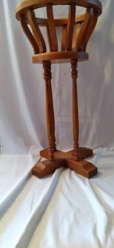 A BEAUTIFUL VINTAGE HARD TO FIND FUNCTIONAL SOLID OAK WOOD PLANT STAND WITH 4 LEGS WHICH CAN HOLD A...
