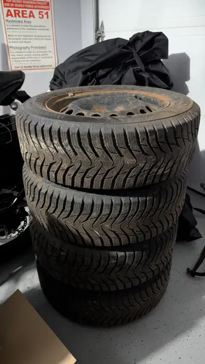 205/60R16 92T Kumho Wintercraft ICE Wi31 montés sur rim en acier 16 pouces. Pneus comme neuf, seulem...
