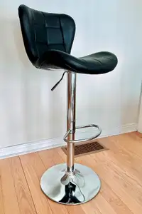 Adjustable height bar stool in black