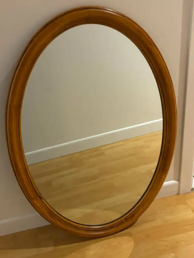 Meuble antique avec miroir in Dressers & Wardrobes in Trois-Rivières - Image 3