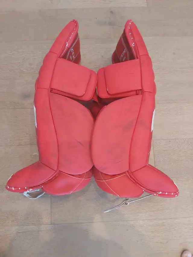 CCM Extreme Flex 4 Goalie Pads 31+1, Blocker and Glove in Hockey in Calgary - Image 9