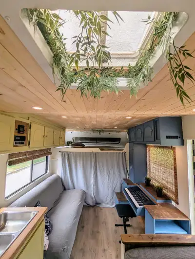 Beautifully renovated, 25ft, modern, stripped to the bare bone and fully rebuilt Ford 1985 e350. Can...
