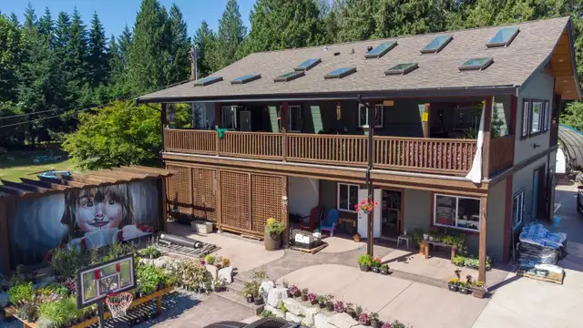 Versatile Commercial Space in a High-Traffic Location!