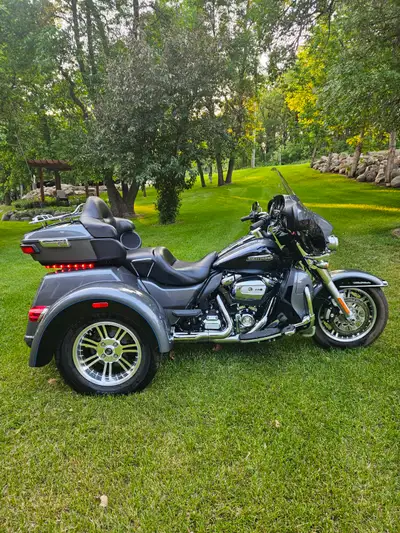 Like new Tri-Glide. No liens. 2088 KM. $39,500.00