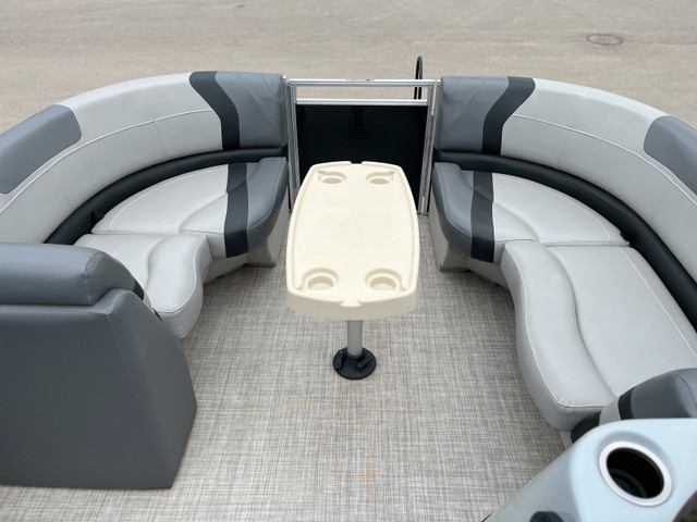 2019 Crestliner Rally Pontoon in Powerboats & Motorboats in Regina - Image 4