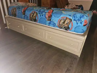 Base de lit simple enfant a donné avec matelas, View more