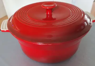 Impeccable Cocotte de céramique rouge neuve. Diamètre : 10 po Hauteur : 4 po Paiement en argent comp...