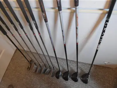 SET OF MEN'S RIGHT HANDED GOLF CLUBS INCLUDING GOLF BAG  50, View more