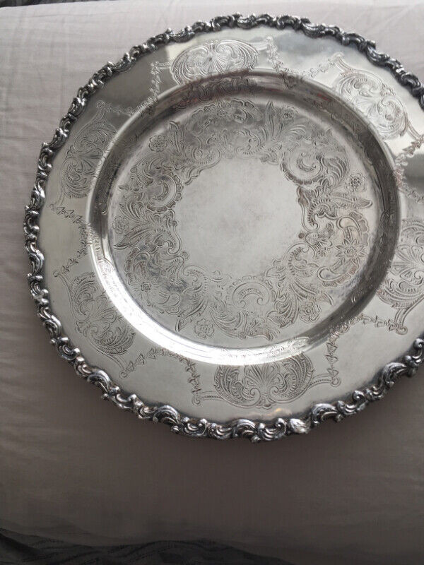 Pretty Plate  Vintage Old English Silverplate  11 inch round in Kitchen & Dining Wares in Oakville / Halton Region - Image 2