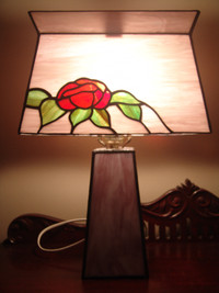 MODERN TIFFANY STYLE LAMP