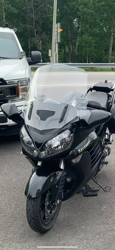 Pare-Brise pour Kawasaki Concours 2008 à 2014. Pour ma part il était sur un 2013. Il a une petite im...