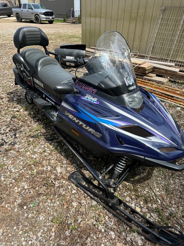 2000 Yamaha venture in Snowmobiles in Stratford