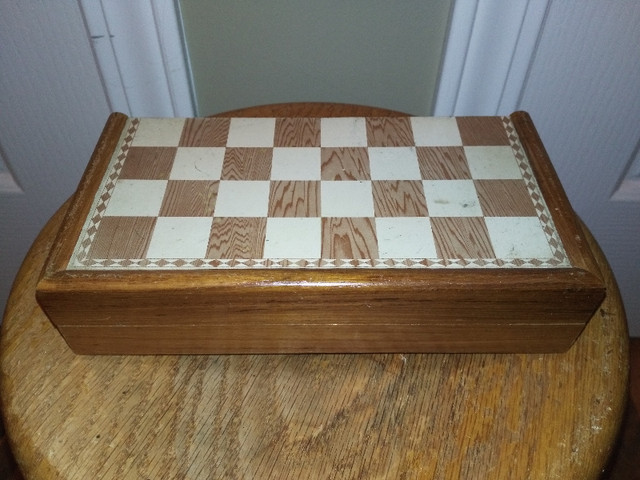 Folding Magnetic 8" X 8" Chess Board with All Magnetic Pieces in in Toys & Games in Sunshine Coast - Image 2
