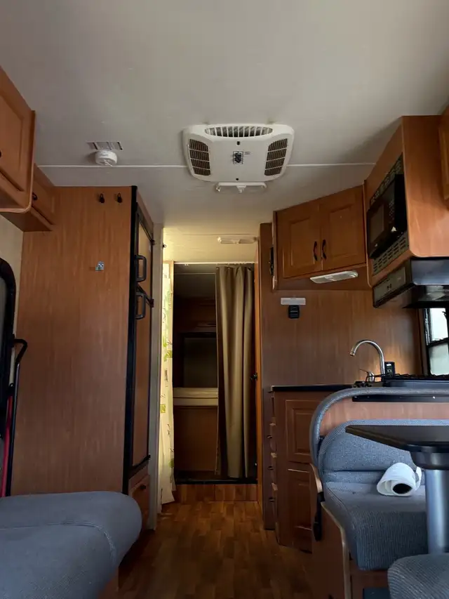 Ford Majestic 2017  **Financing&nbsp;Available*** in RVs & Motorhomes in Calgary - Image 6