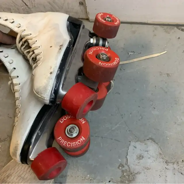 Vintage patin à roulettes , vintage roller blades in Skates & Blades in City of Montréal - Image 7