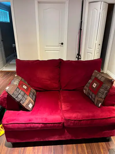 2 causeuses rouges et coussins à donner