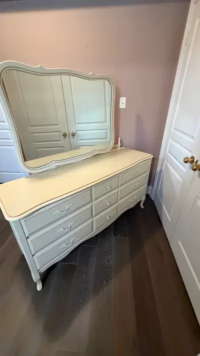 4 pc Classic Baronet Bedroom Furniture, View more